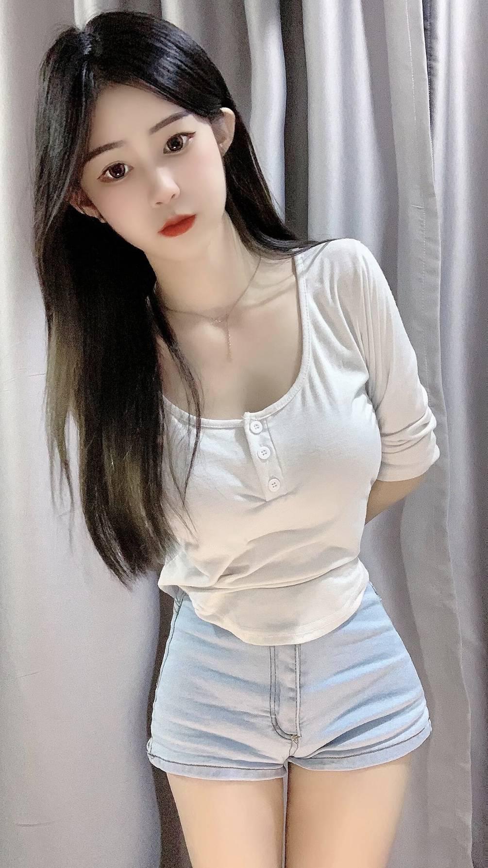 分享一个身材不错的小姐姐